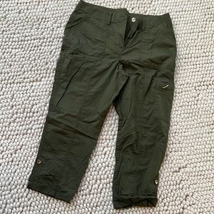 SALE $$ Chicos dark olive green cargo capri travel pants sz 1.5 size 10